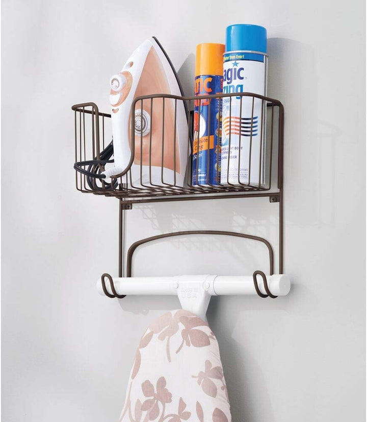 mDesign Bügelbretthalterung – Wandhalterung aus Metall mit zusätzlich Stauraum für das Bügeleisen in