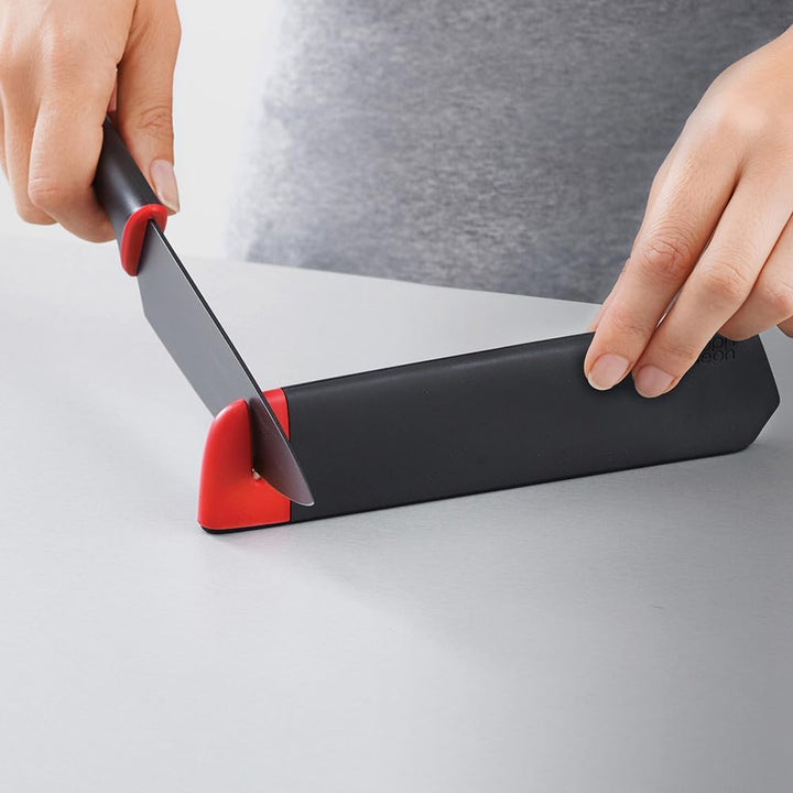 Joseph Joseph Slice&Sharpen - 2-er Set, Silikonbeschichtete Messer mit integriertem Messerschärfer -
