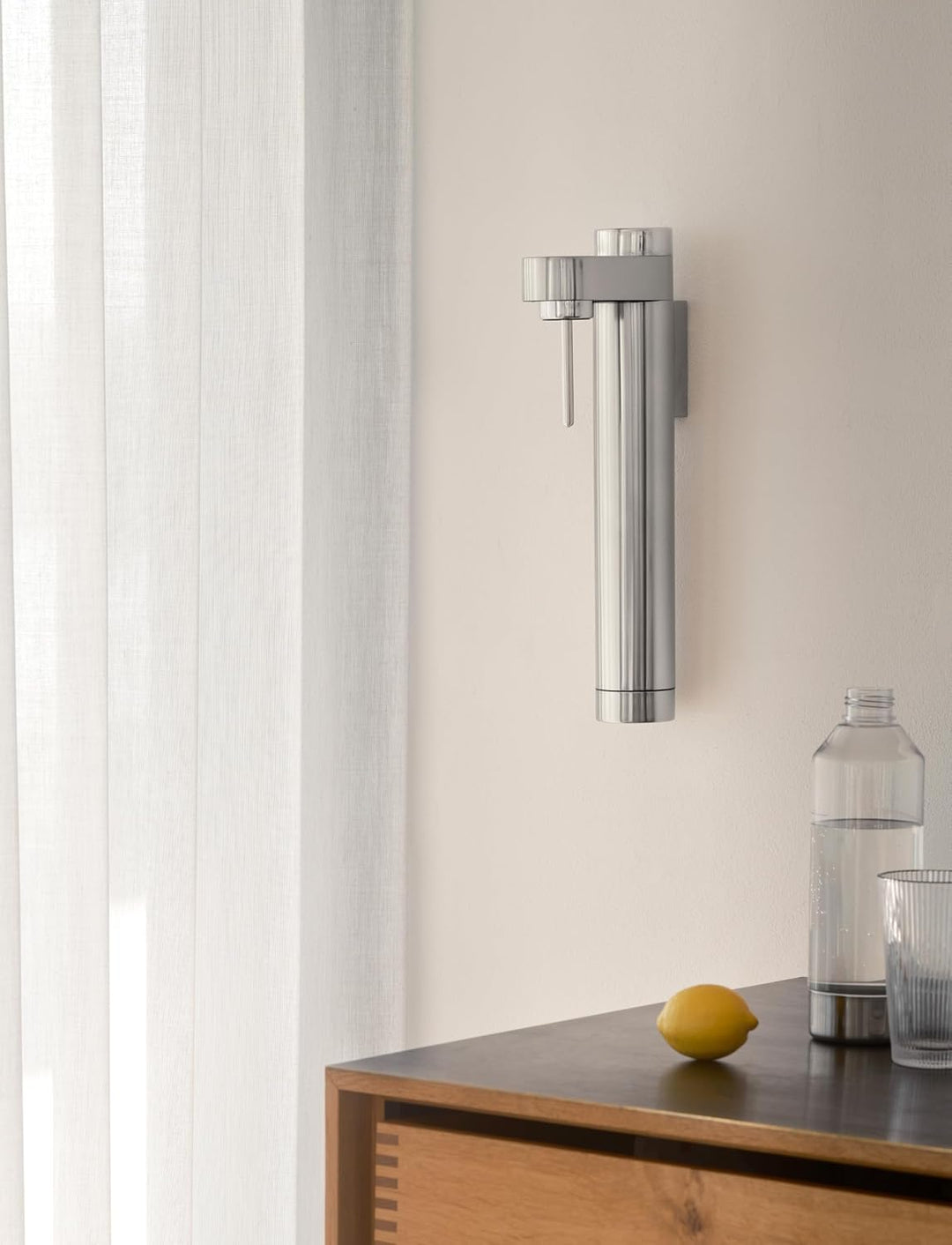 Stelton Brus Wassersprudler, Wandhalterung mit Flasche, Premium Carbonator für Wasser mit CO2 - Eins