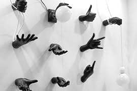 Antartidee M-Finger Wandgarderobe Mittelfinger aus Kunstharz, handdekoriert, Schwarz