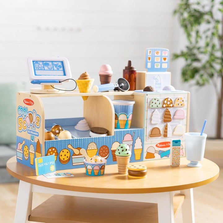 Melissa & Doug - Eiscafé aus Holz, 42-teilig, Eisladen für das Eisdielen-Rollenspiel, Für Kinder ab