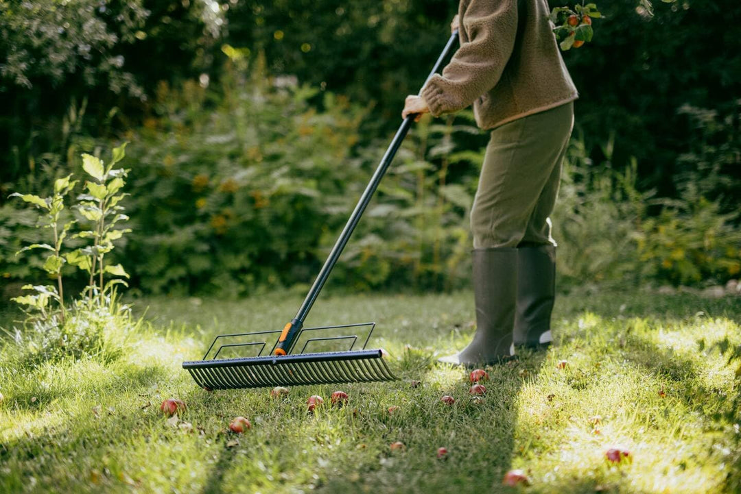 Fiskars OneClick Gather Rake, Schwarz/Orange Rasenrechen, Rasenrechen