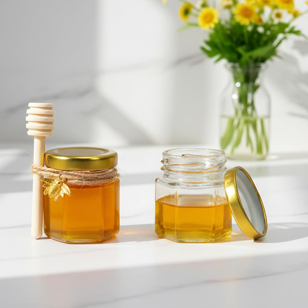 Youyijia 50er Set Mini Honiggläser, 1,5oz Hexagon-Glasflaschen mit Holz-Dipper, Goldener Deckel, Bie