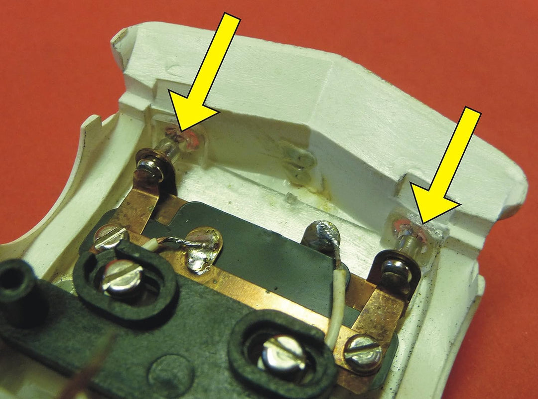 4-STÜCK Reifen + 8 Schleifer + 2 GLÜHBIRNEN für Carrera Servo 140 V1 Auto`s