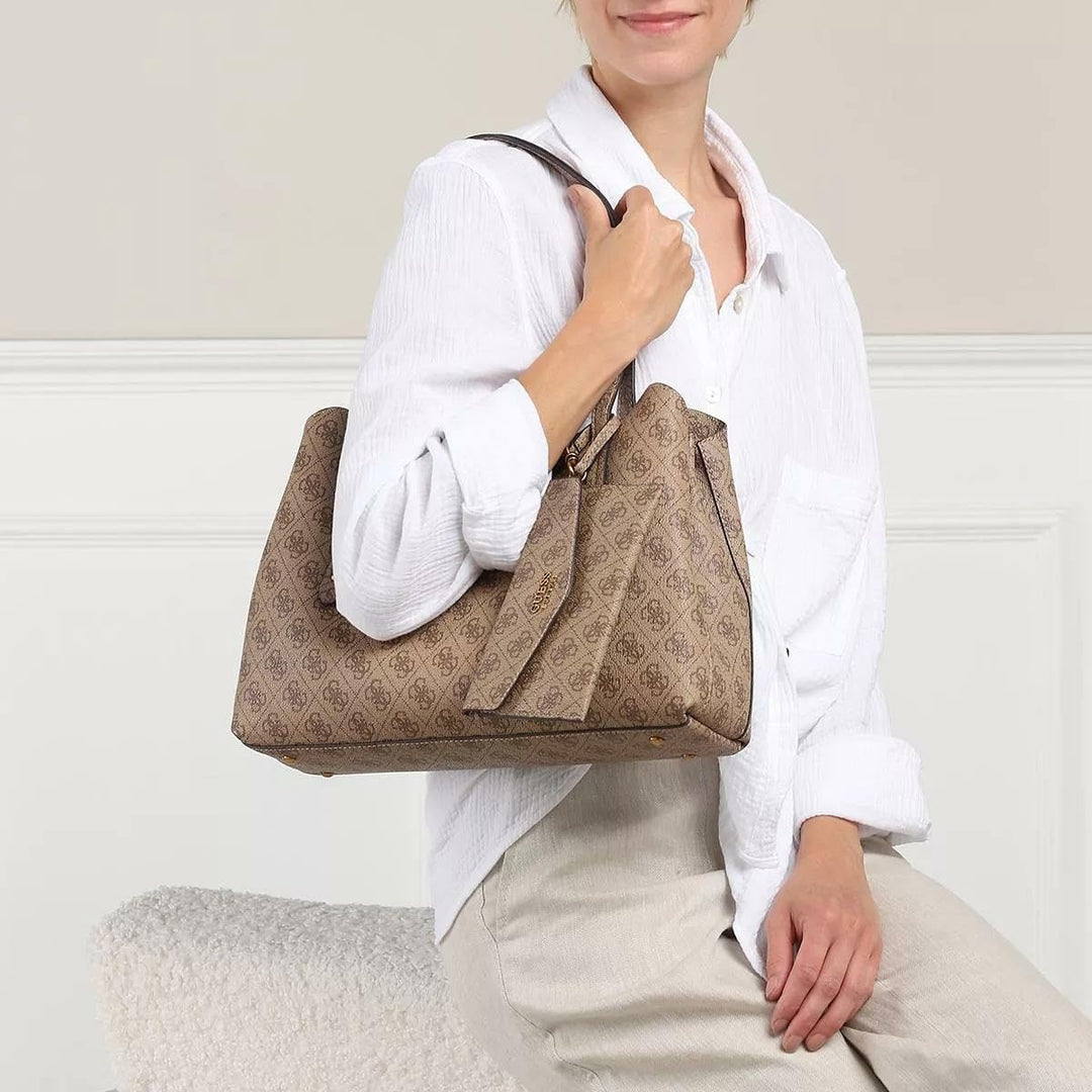 GUESS Damen Eco Brenton Girlfrie Tasche Latte Logo, Latte Logo