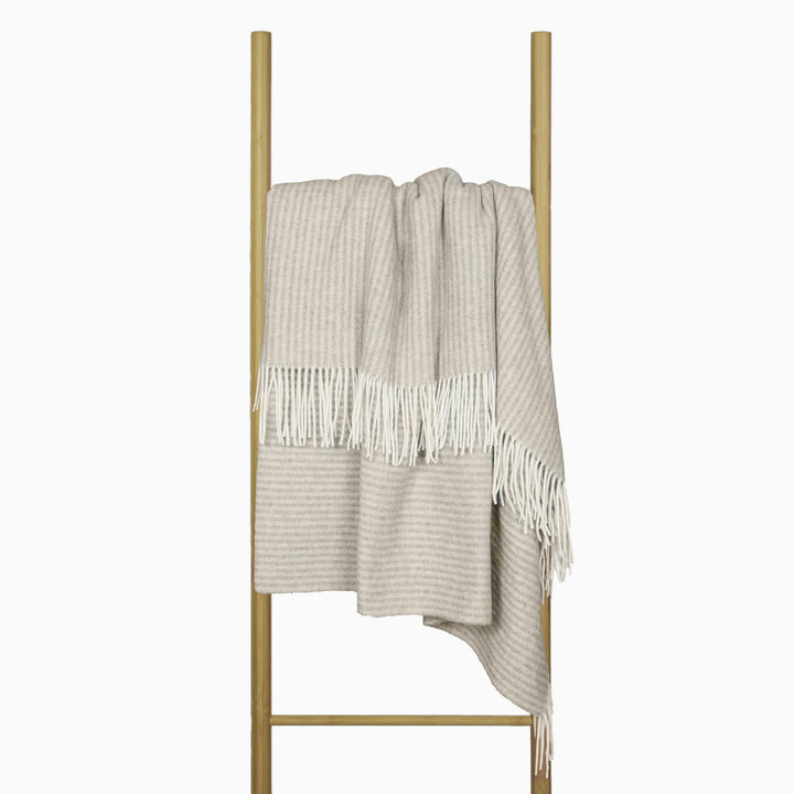 NOSTRA Andora Tagesdecke 140x200 | Weiche Merino Wolldecke mit 10% Kaschmir | Picnic Blanket | Warme