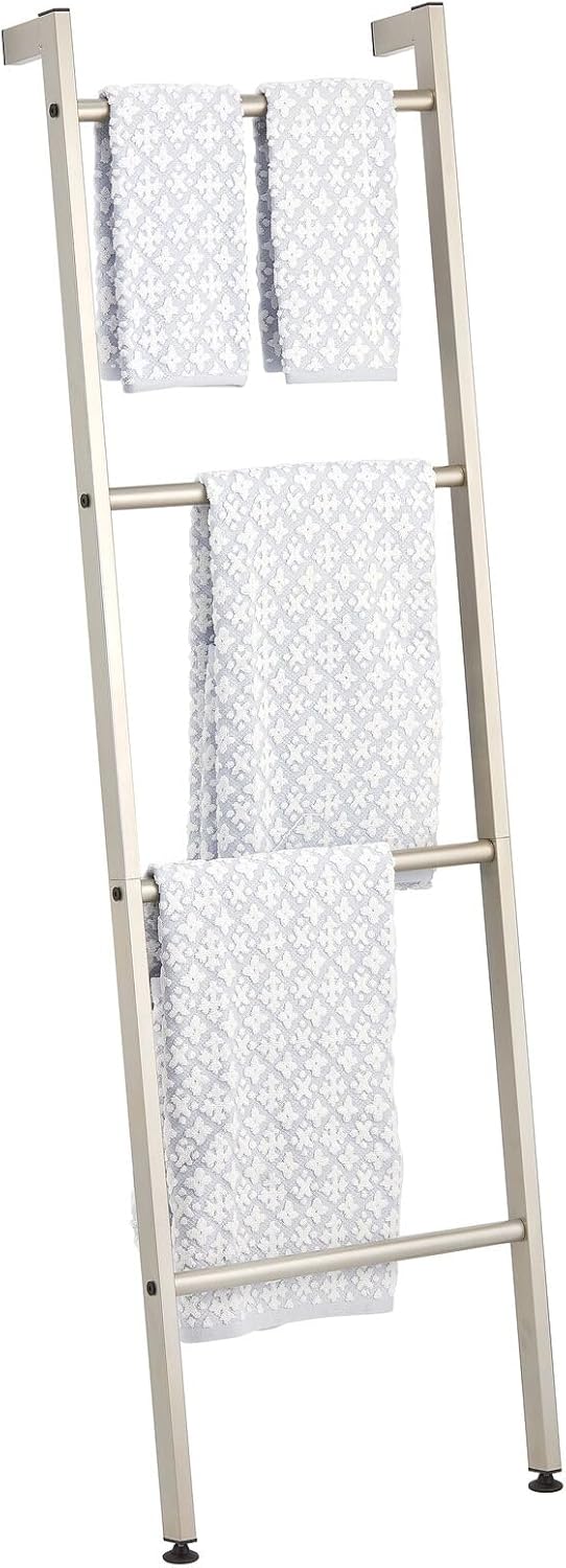 mDesign freistehende Handtuchleiter für das Badezimmer – Handtuchständer mit 4 Ebenen aus Metall – H