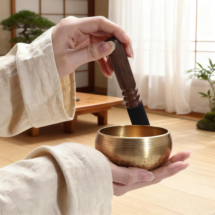 Tibetische Klangschale Set 8cm – Handgefertigte Meditationsschale aus Messing mit Holzklöppel Kissen