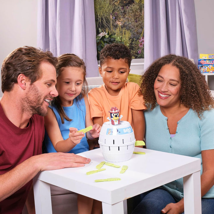 TOMY Pop Up Bluey – Lizenziertes Bluey-Spiel, basierend auf dem Klassiker Pop Up Pirate – Familiensp