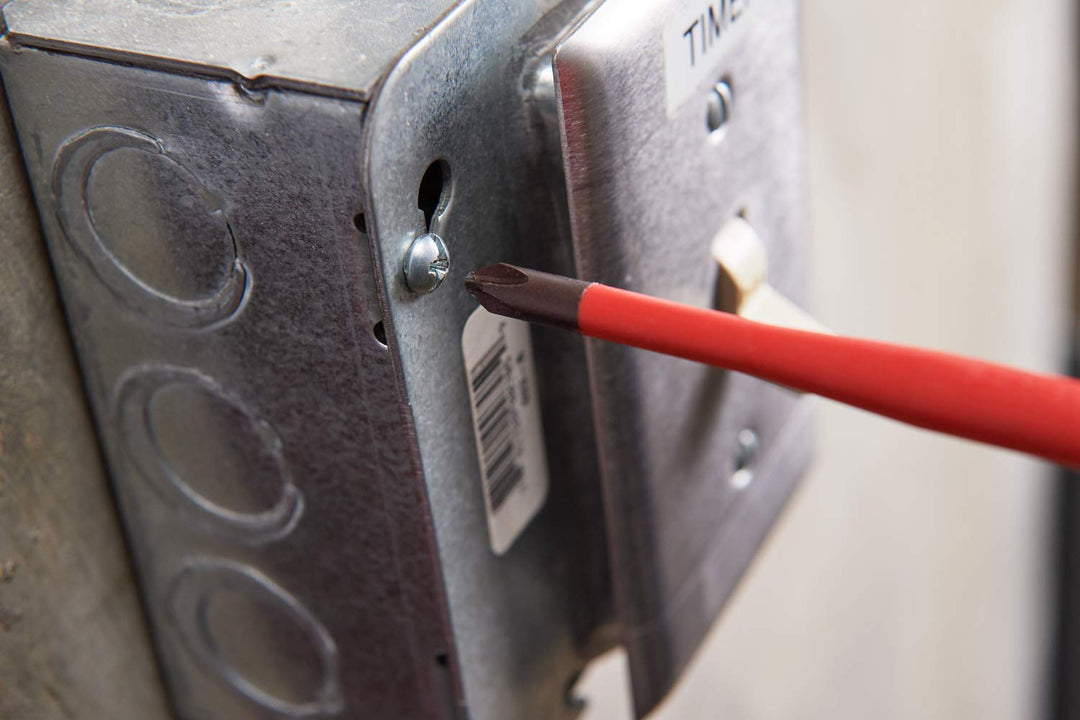 Kreuzschlitzschraubendreher Nr. 2. Für 1000 VAC und 1500 VDC zugelassen.