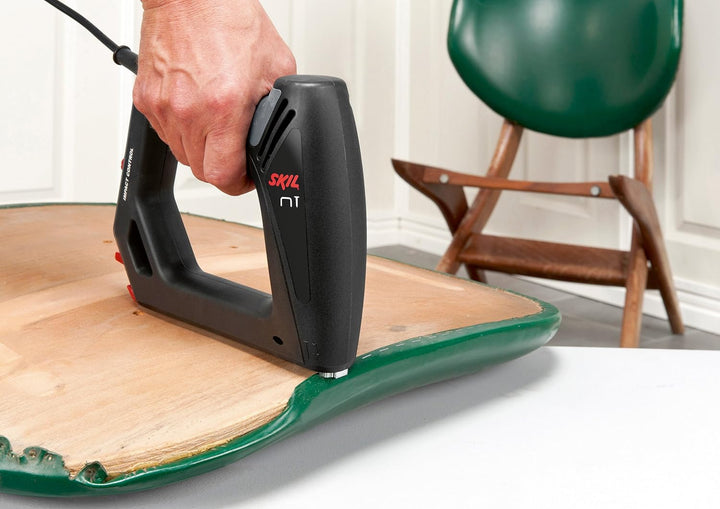 Skil Tacker 8200 AC (Elektrotacker, Elektronagler, für Nägel + Klammern bis 16 mm, Kabellänge 6 Mete