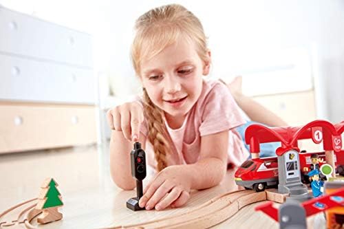 Hape Eisenbahn-Set „Verkehrsreiche Stadt Komplettes Eisenbahn-Set aus Holz zum Themenbereich Stadt f