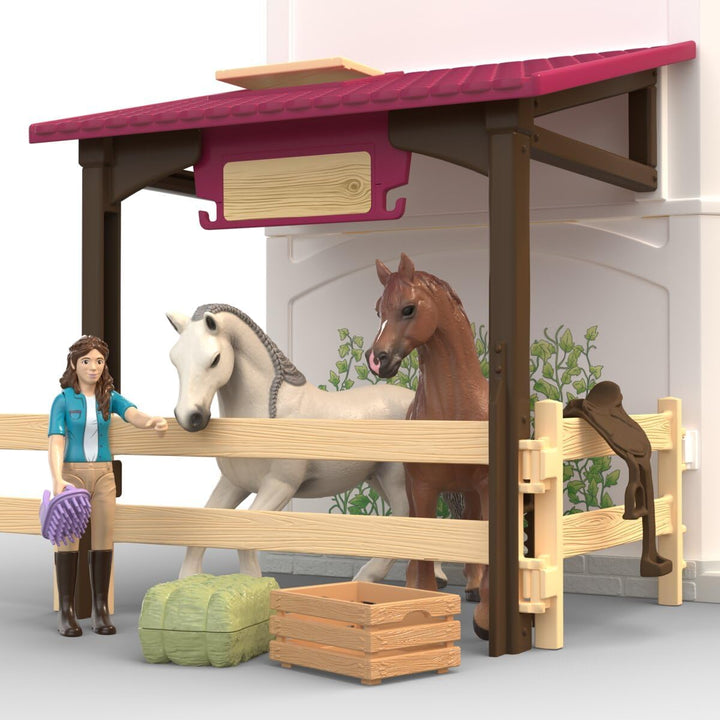 Schleich Horse Club | Lakeside Villa & Paddock 42785 | Reiterhof Spielset mit Villa, 2 Pferden, 3 Fi
