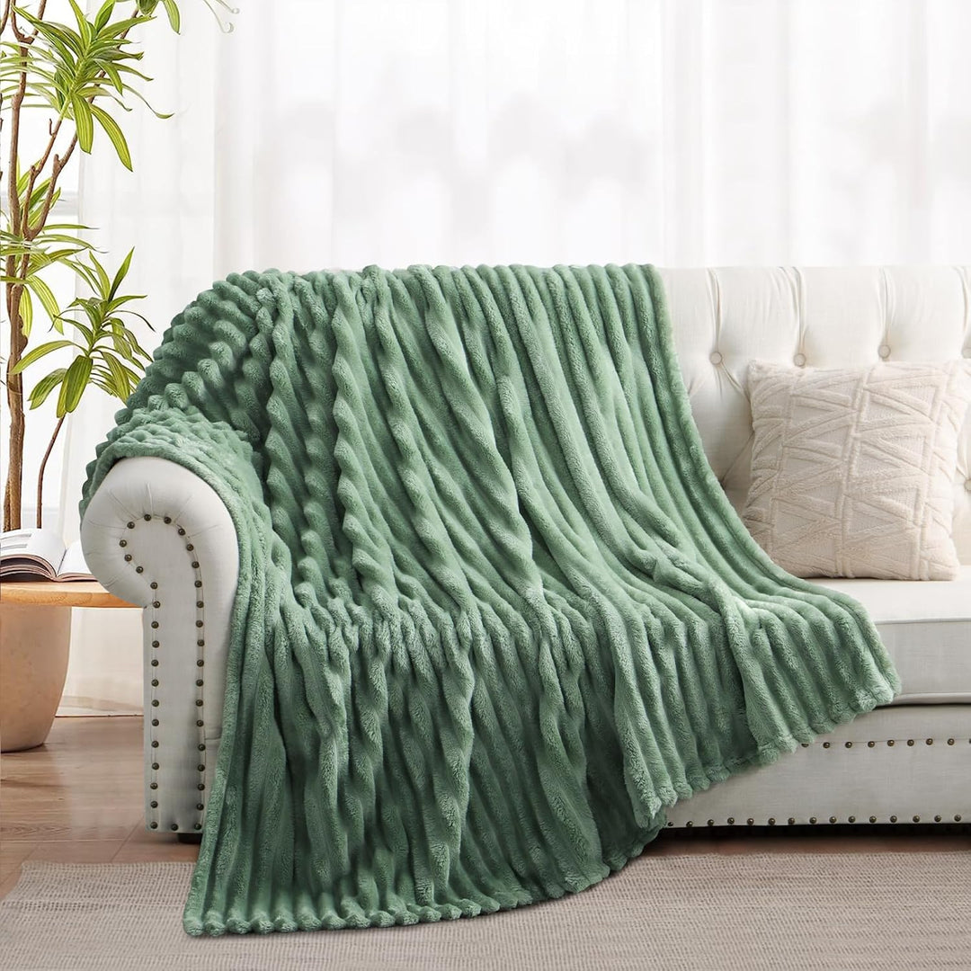 RUIKASI Kuscheldecke Flauschig Decke Grün - 130x150cm Fleecedecke Sofadecke Couchdecke für Wohnzimme