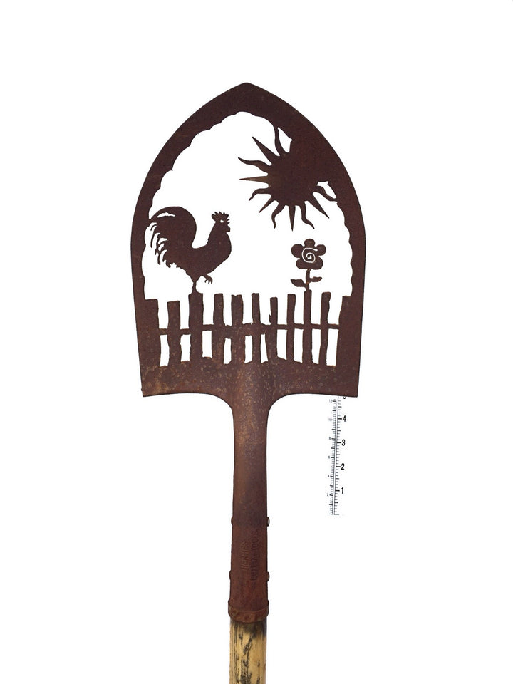 Crispe home & garden Edelrost Deko-Schaufel mit Regenmesser - Hahn auf Gartenzaun - Gartendekoration