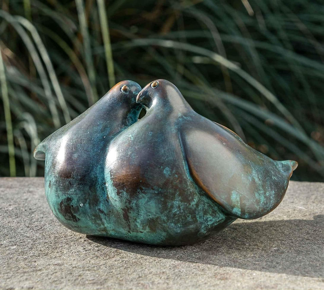 IDYL Bronze-Skulptur Zwei Tauben | 11x18x18 cm | Tierfigur aus Bronze handgefertigt | Gartenskulptur
