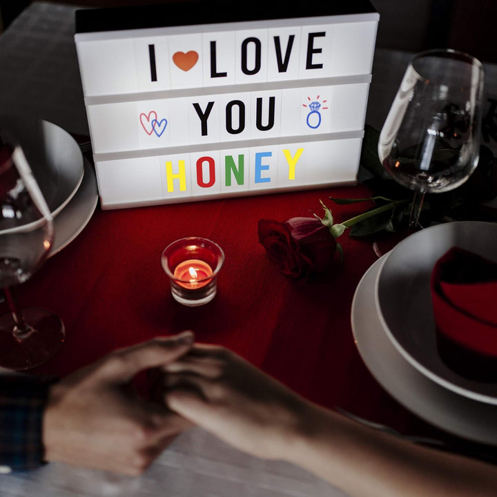 BONNYCO Light Box A4 mit 400 Buchstaben, Emojis, 2 Stifte, Ä Ö Ü ss Enhalten. Led Lichtkasten Buchst