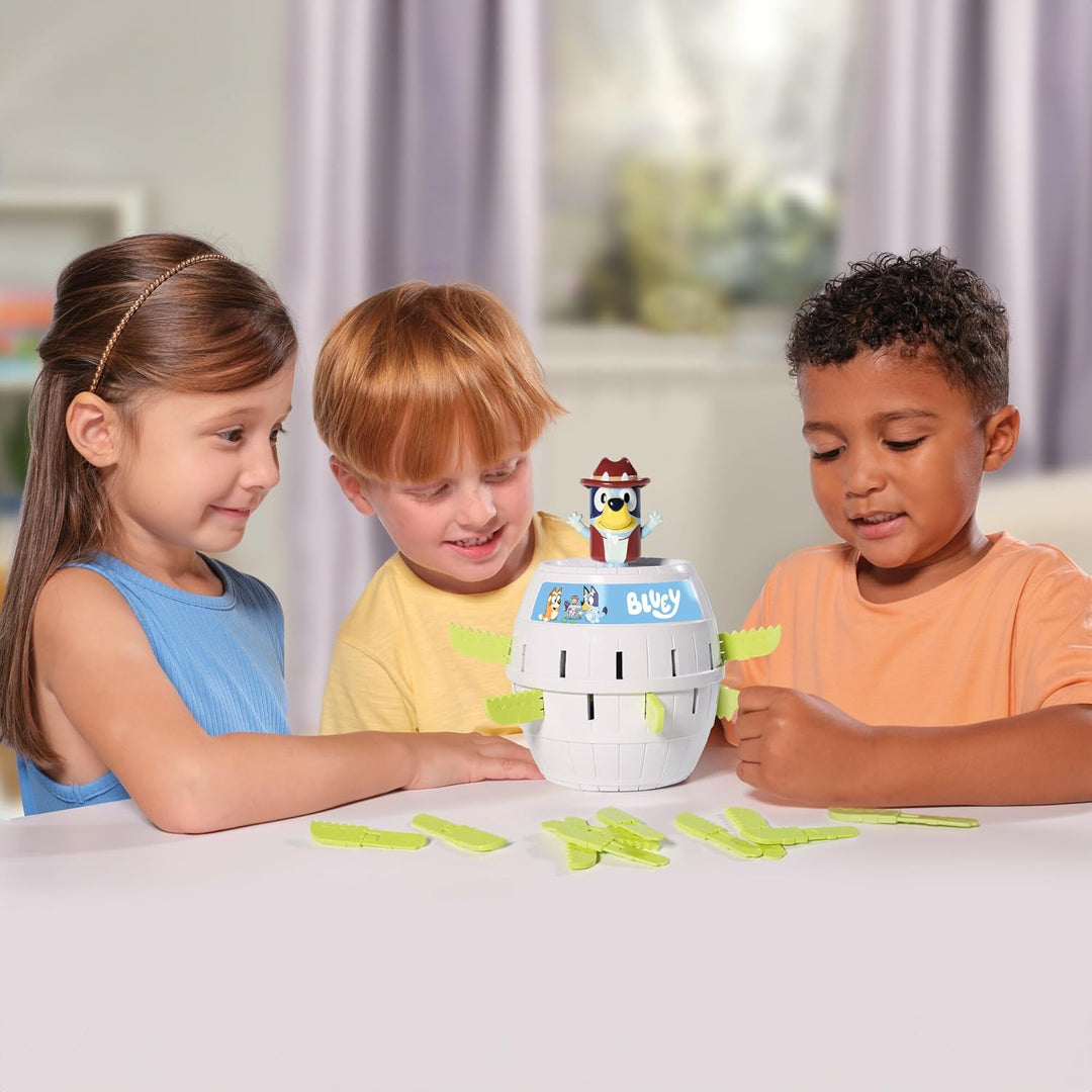 TOMY Pop Up Bluey – Lizenziertes Bluey-Spiel, basierend auf dem Klassiker Pop Up Pirate – Familiensp