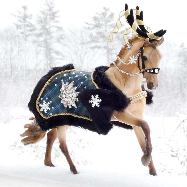 Breyer Horses 2023 Holiday Collection | Traditional Series Holiday Horse - Highlander | Modell 