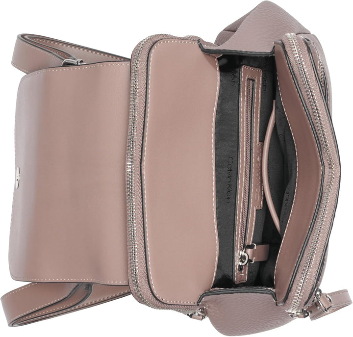 Calvin Klein Damen Elaine Bubble Lamb Novelty Key Item Flap Backpack Rucksack, Cocoa