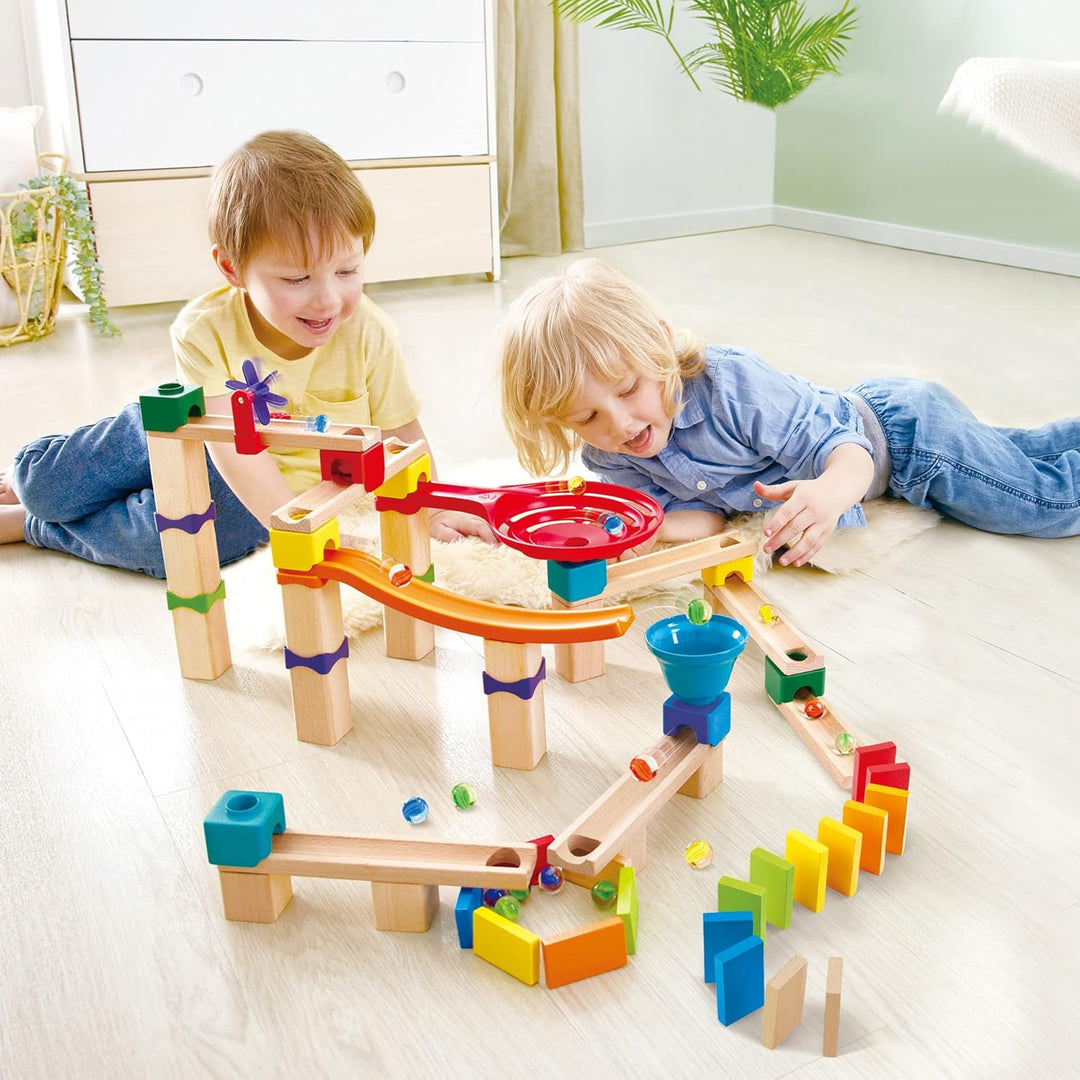 Hape Rasante Murmelbahn mit Domino, Kugelbahn aus Holz, Konstruktionsspielzeug, ab 3 Jahren, Braun