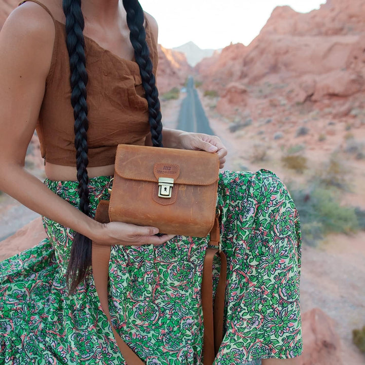 MegaGear Pebble Kameratasche - Kuriertasche aus echtem Leder für Spiegellose, Sofortbild- und DSLR K