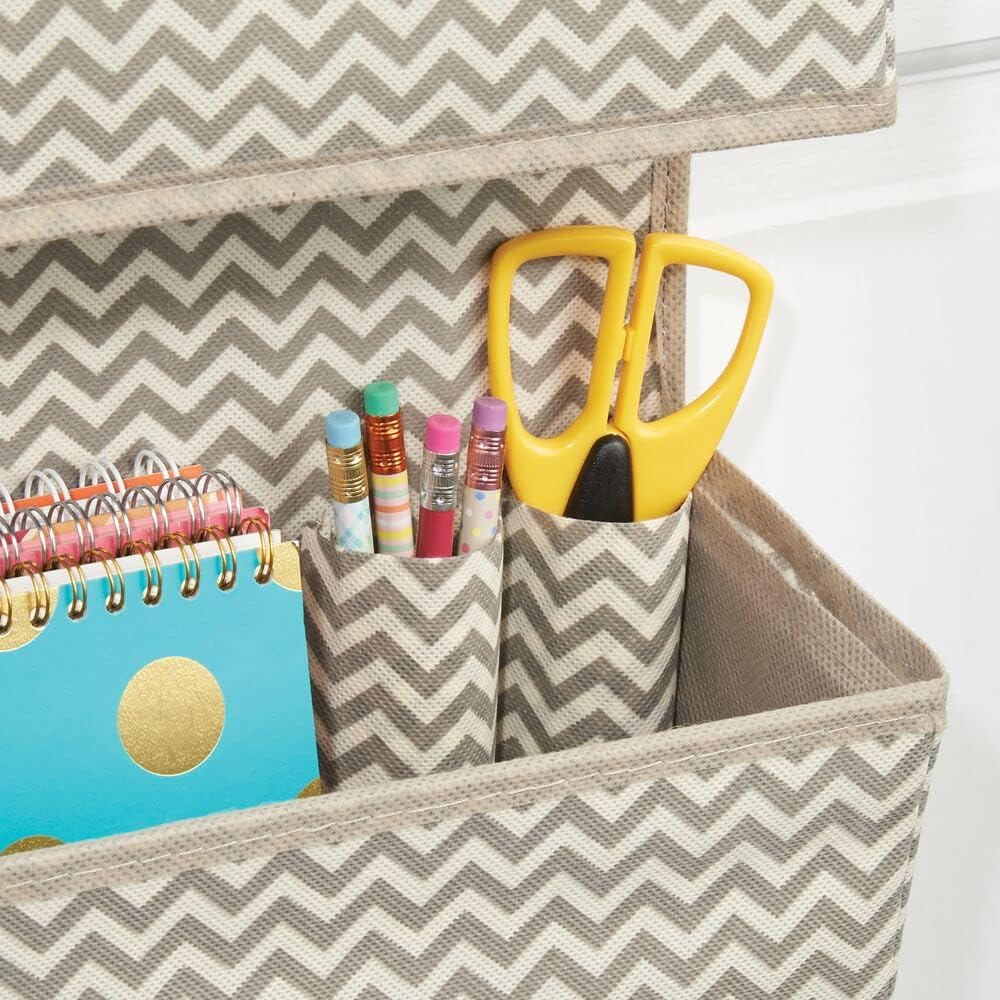 mDesign Schrank-Organizer in Chevron-Muster – Hängeorganizer mit 3 Fächern aus atmungsaktivem Polypr
