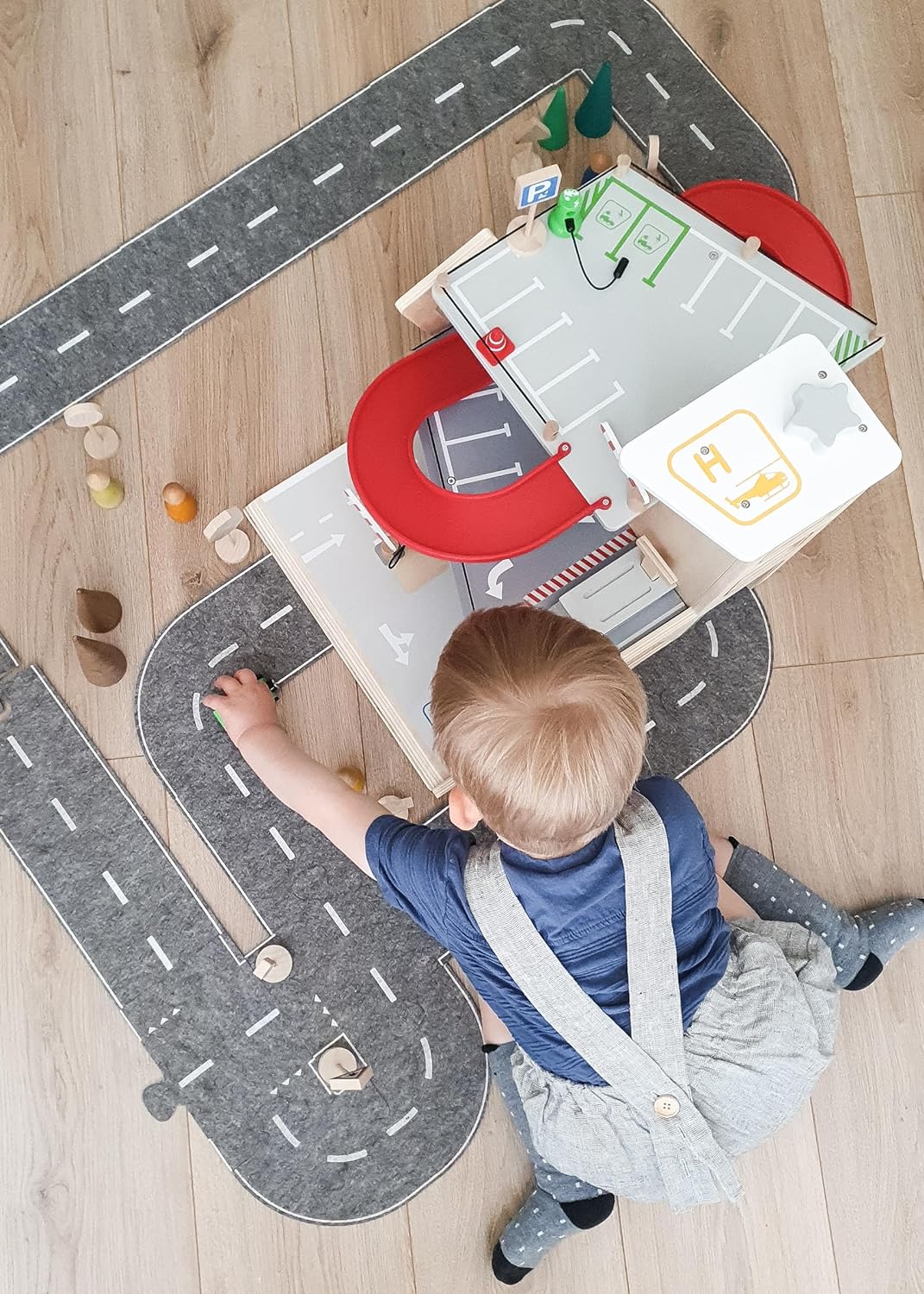 small foot Parkhaus Premium, über 3 Ebenen mit Rampe, Parkhaus für Kinder aus Holz, Rollenspielzeug,