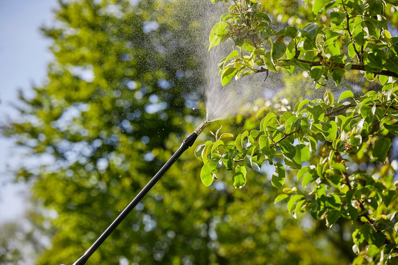 Gardena Rückenspritzgerät 12l Plus: Drucksprühgerät mit Teleskop-Lanze, grosse Einfüllöffnung, ergon