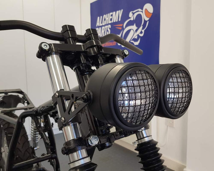 Alchemy Parts Motorrad Scheinwerfer mit Netz Gitter Schwarz Dual Halogen 35W Dominator Warrior Bandi