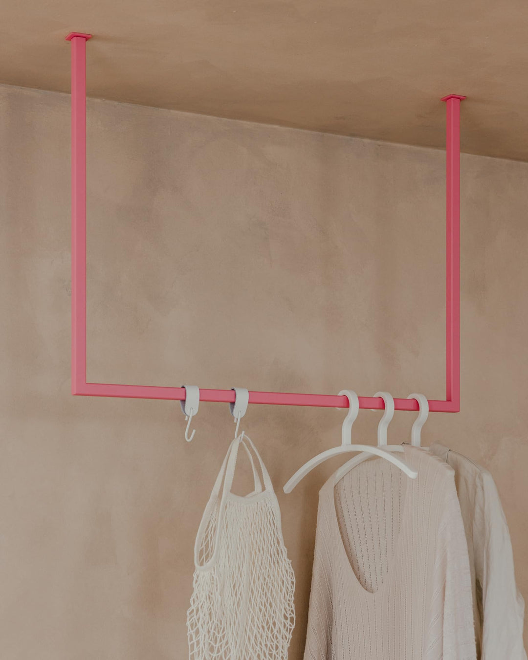 Metallbude Kleiderstange RUBI Pink Lemonade - Eckige Garderobe mit Deckenmontage - Decken Kleidersta