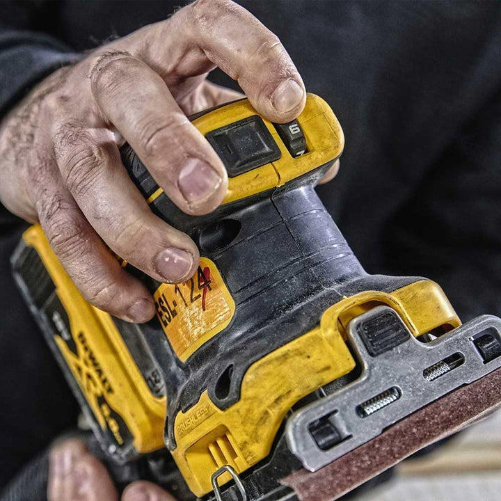 DeWalt DCW200 18V XR Brushless 1/4" Exzenterschleifer (nur Gehäuse) Einzelbett, Einzelbett