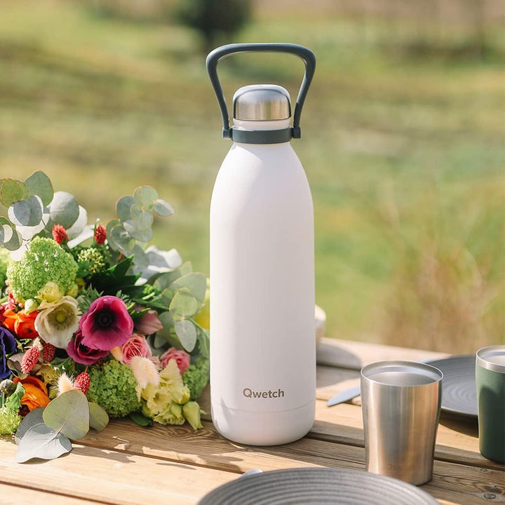 QWETCH - Isothermische Flasche - Titan Matt weiss 1,5L - 48h kalt & 16h heiss - BPA frei, wasserdich