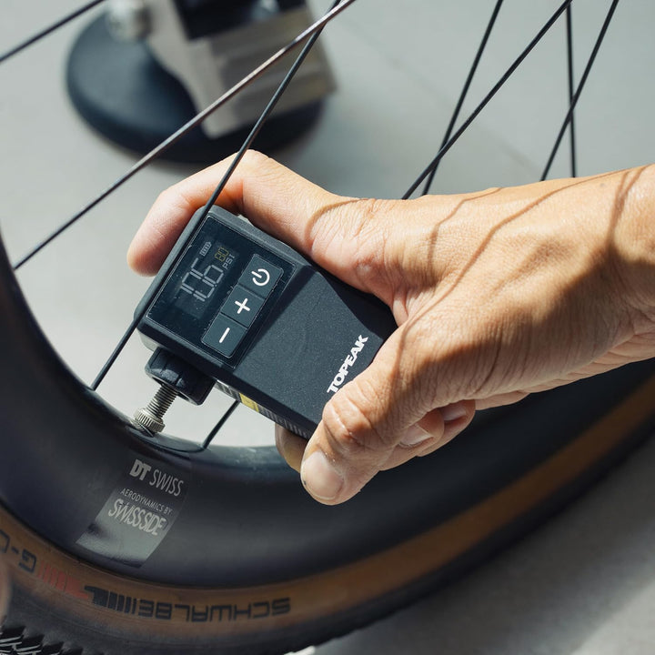 Topeak E Booster Digital Mini Elektrische Fahrradpumpe Schwarz, kompakte Akku Luftpumpe mit Digitala