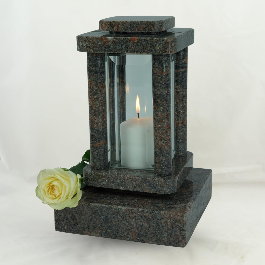 designgrab Modern Grablampe mit Sockel aus Granit Himalaya, Grabschmuckset