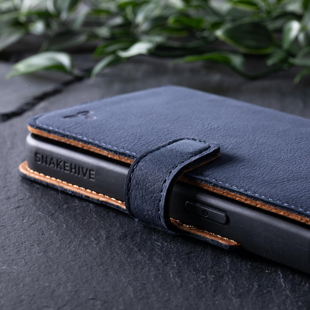 Snakehive Schutzhülle für iPhone 15 - Klapphülle Echte Lederhülle mit Standfunktion - Handmade in Eu
