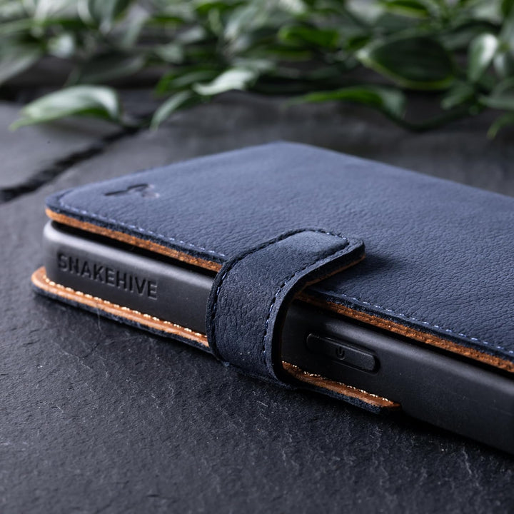 Snakehive Schutzhülle für iPhone 15 - Klapphülle Echte Lederhülle mit Standfunktion - Handmade in Eu