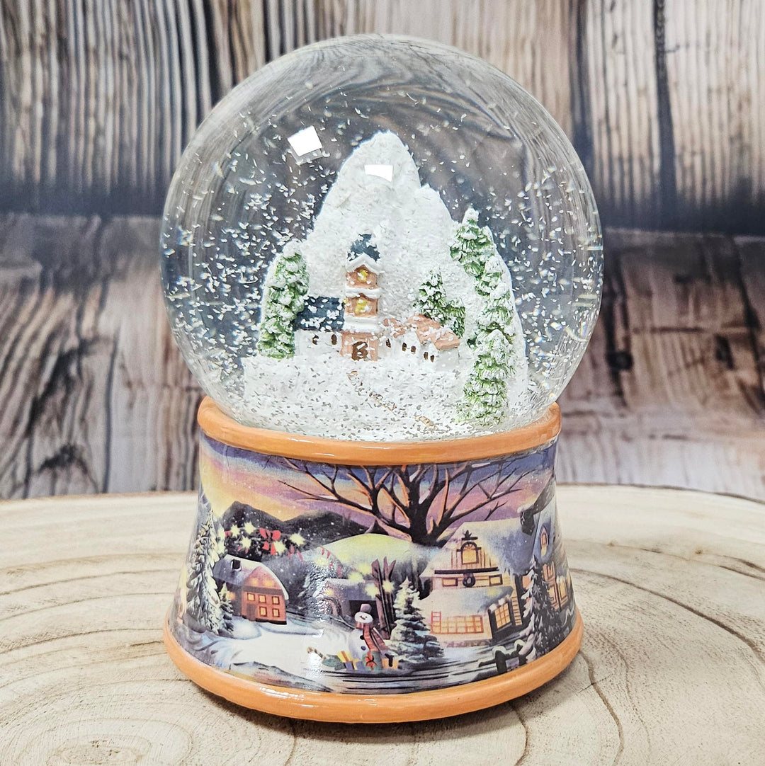Weihnachts-Schneekugel mit Musik | Schneekugel Berddorf im Winter | Sockel Winterlandschaft braun |