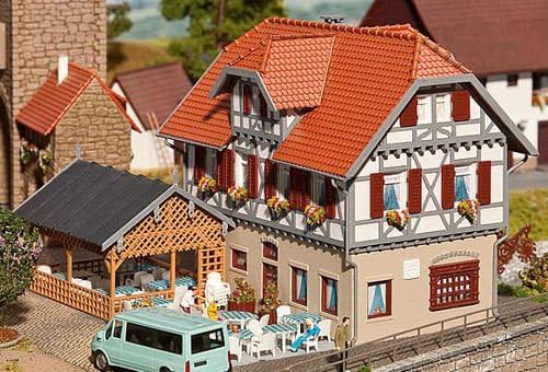 Faller FA130438 - Gasthaus Sonne mit Laube, 18.5 x 7.7 x 27.9 cm