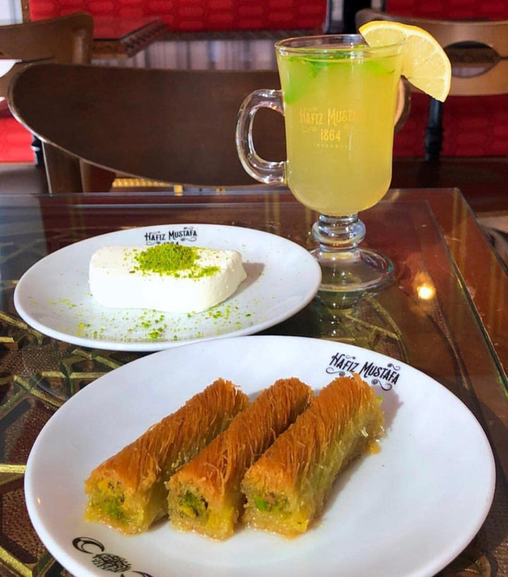 Hafiz Mustafa 1864 Istanbul Baklava Gebäckdose – Gebackene Baklava Dessertsnacks aus frischen Phyllo