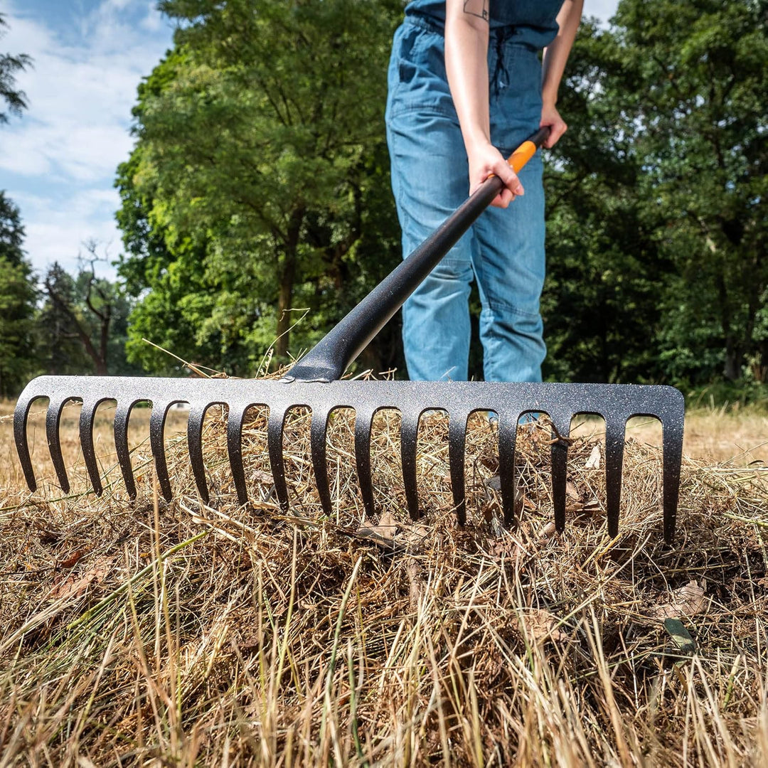 KADAX Rechen, Gartenharke aus Metall, breite Harke mit 154,5 cm langem Metallstiel, Gartengerät zum