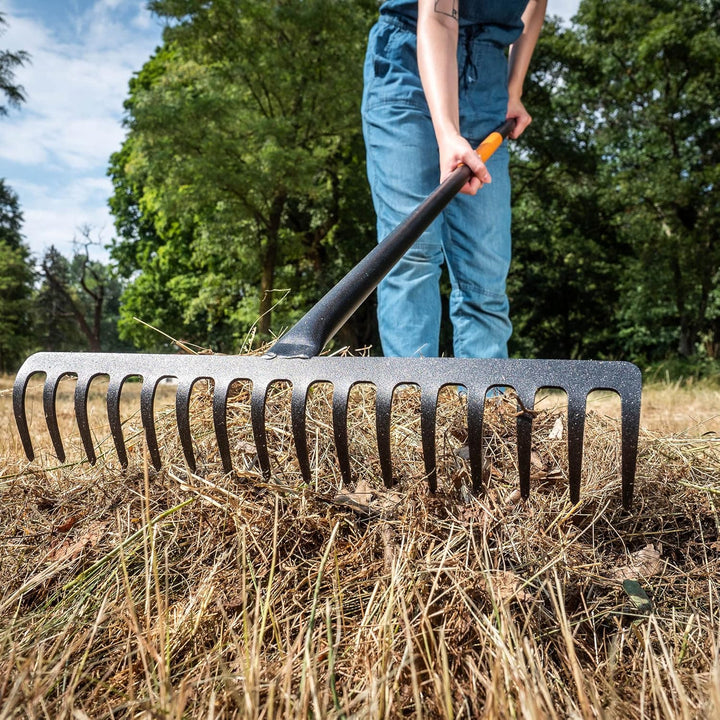 KADAX Rechen, Gartenharke aus Metall, breite Harke mit 154,5 cm langem Metallstiel, Gartengerät zum