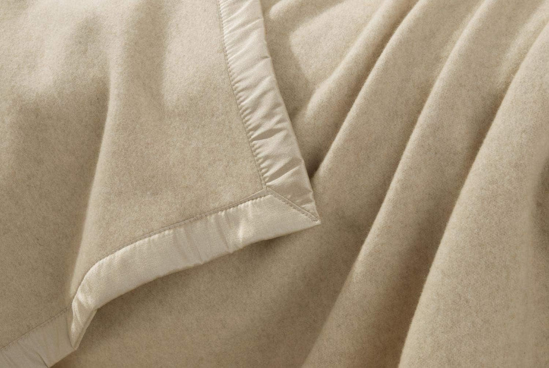 Wohnen & Accessoires GmbH & Co. KG Kaschmirdecke, Wolldecke aus 100% Kaschmir Amalfi Creme-beige 150
