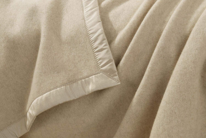 Wohnen & Accessoires GmbH & Co. KG Kaschmirdecke, Wolldecke aus 100% Kaschmir Amalfi Creme-beige 150