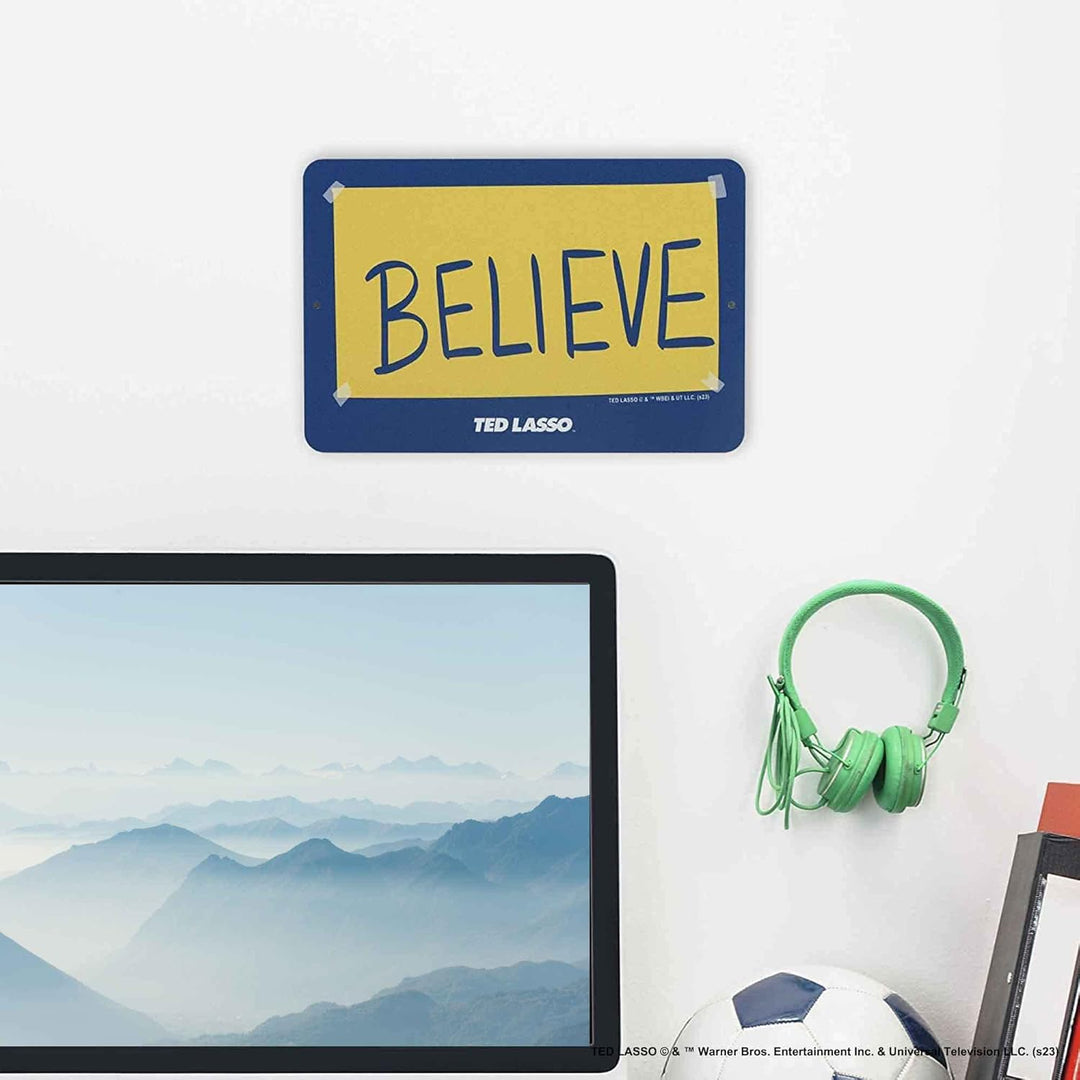 Open Road Brands Ted Lasso Believe Metallschild – kleines Ted Lasso-Schild für Männerhöhle, Büro ode