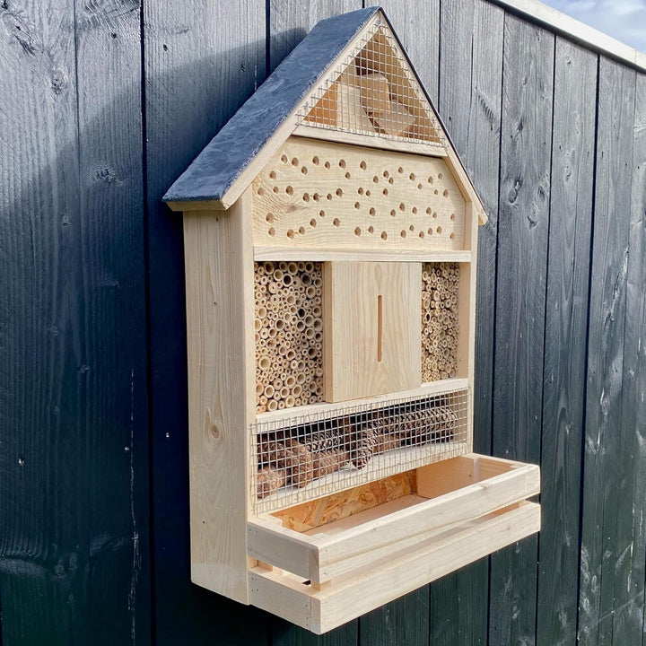 GARTENETAGE Insektenhotel zum Aufhängen XXL mit Pflanzenbalkon &amp; Schieferdach/Naturbelassenes, massi