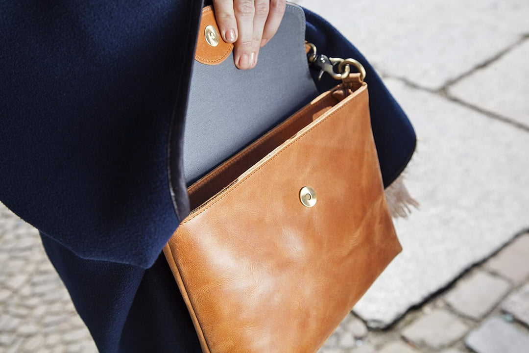 HOLZRICHTER BERLIN Damen Umhängetasche (M) – Premium Leder Handtasche klein Camel-braun, Camel-braun