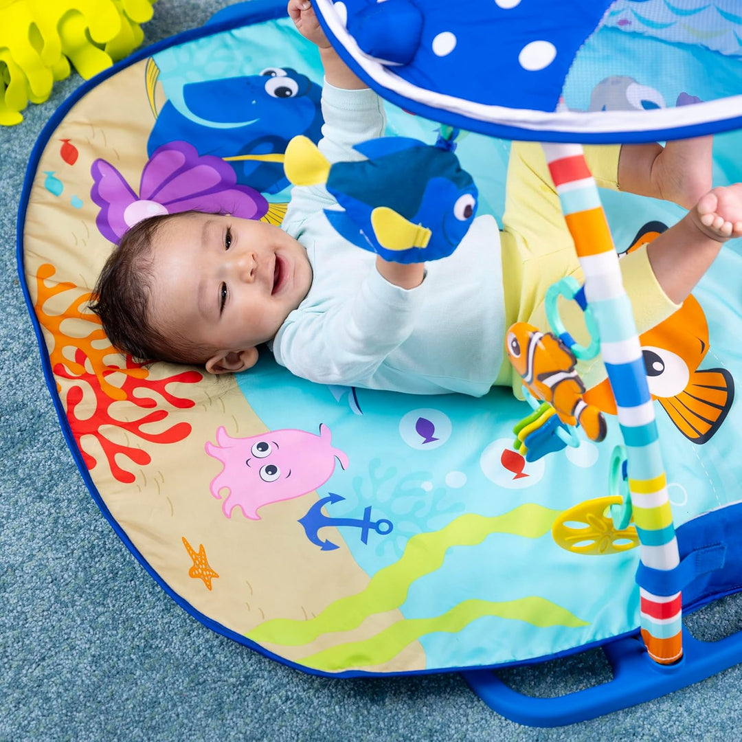 Bright Starts, Disney Baby, Findet Nemo Spieldecke mit Spielbogen, Lichtern und 20+ Minuten Melodien