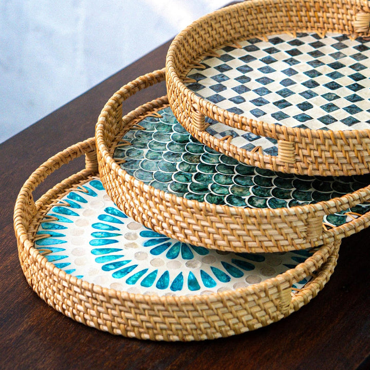 JUNGLE CULTURE Rattan Serviertablett rund 30 cm mit Perlmutt – Cascade • Coastal Boho • Handgefertig