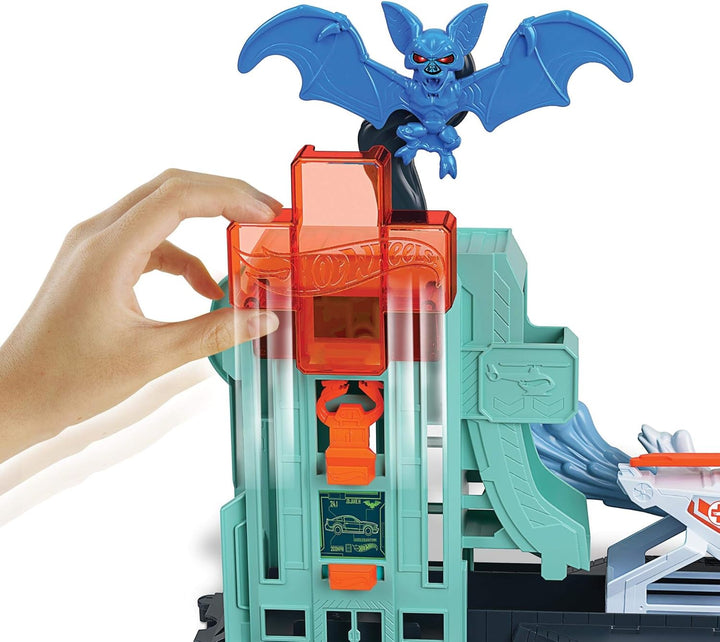 Hot Wheels GJK90 - City Bat-Blitz Krankenhausangriff Spielset zum Herumschieben und Geschichtenerzäh